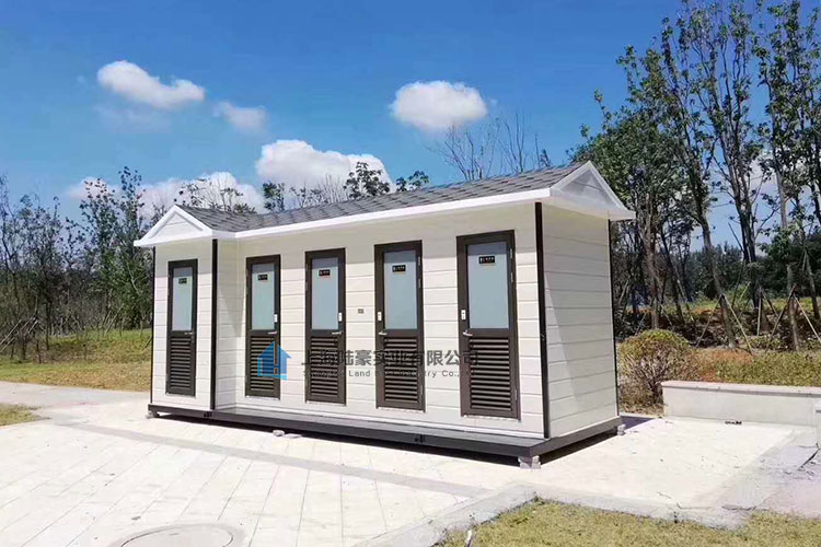 廁所的細部設計，扶手與廁所卷紙！